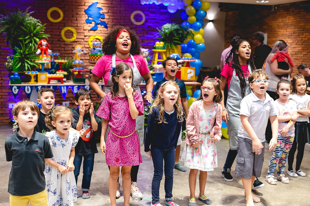 Todos amigos do Guilherme se divertindo na sua festa no Buffet Engenho Moema SP