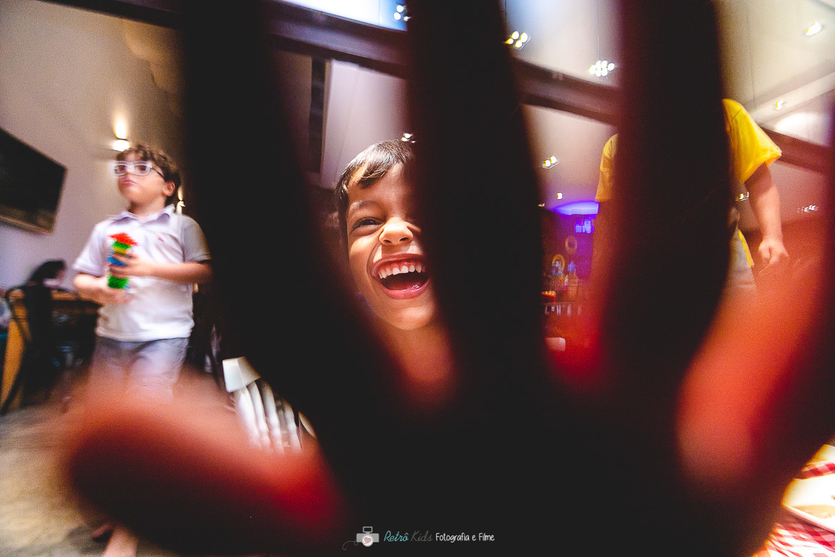 Retrato espontâneo do Guilherme na hora do lancinho por Retrô Kids Fotografia