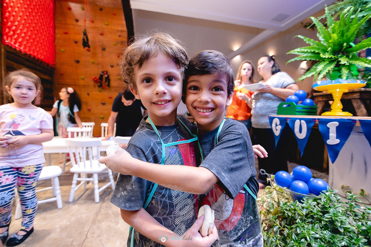 Primos de abaraçando na festa de aniversário do Gui 