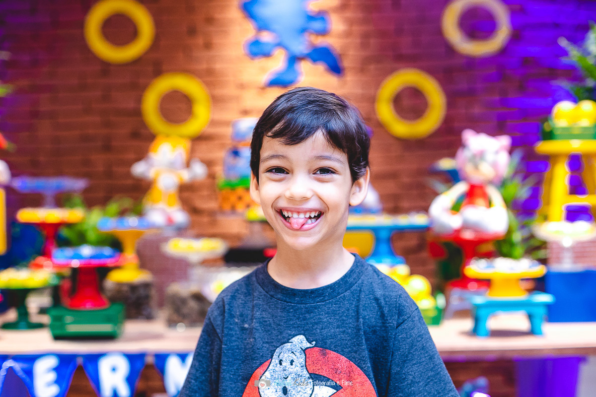 Aniversariante muito feliz na sua festa infantil para comemorar seus 5 anos de idade por Retrô Kids Fotografia