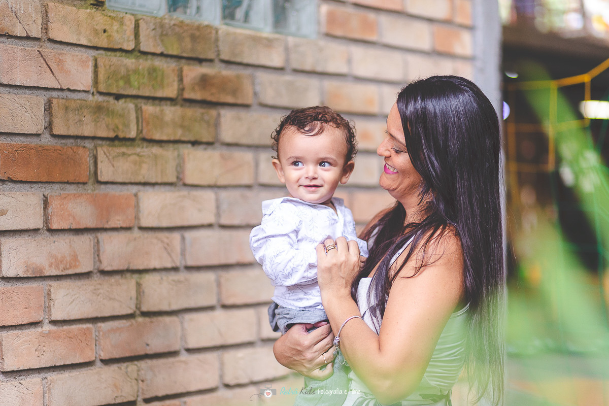 mamae brincando com seu filho