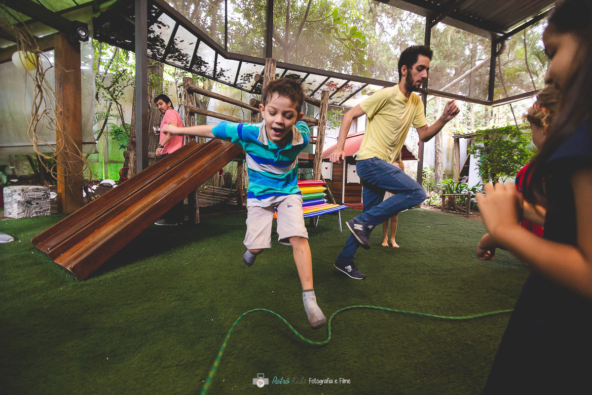 Primos se divertindo na festa infantil do Mateus em Cotia