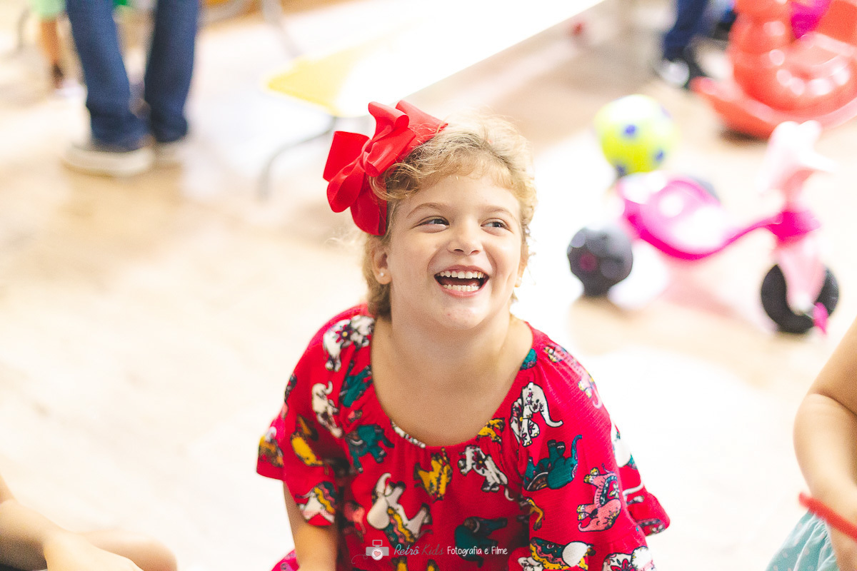 Valentina se divertindo muito na festa infantil do seu irmã mais novo 