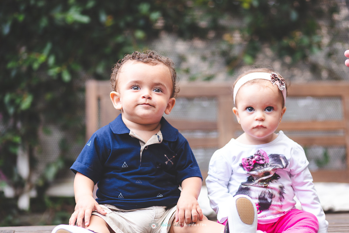 Primos posando para retrato na festa infantil do Mundo Bita