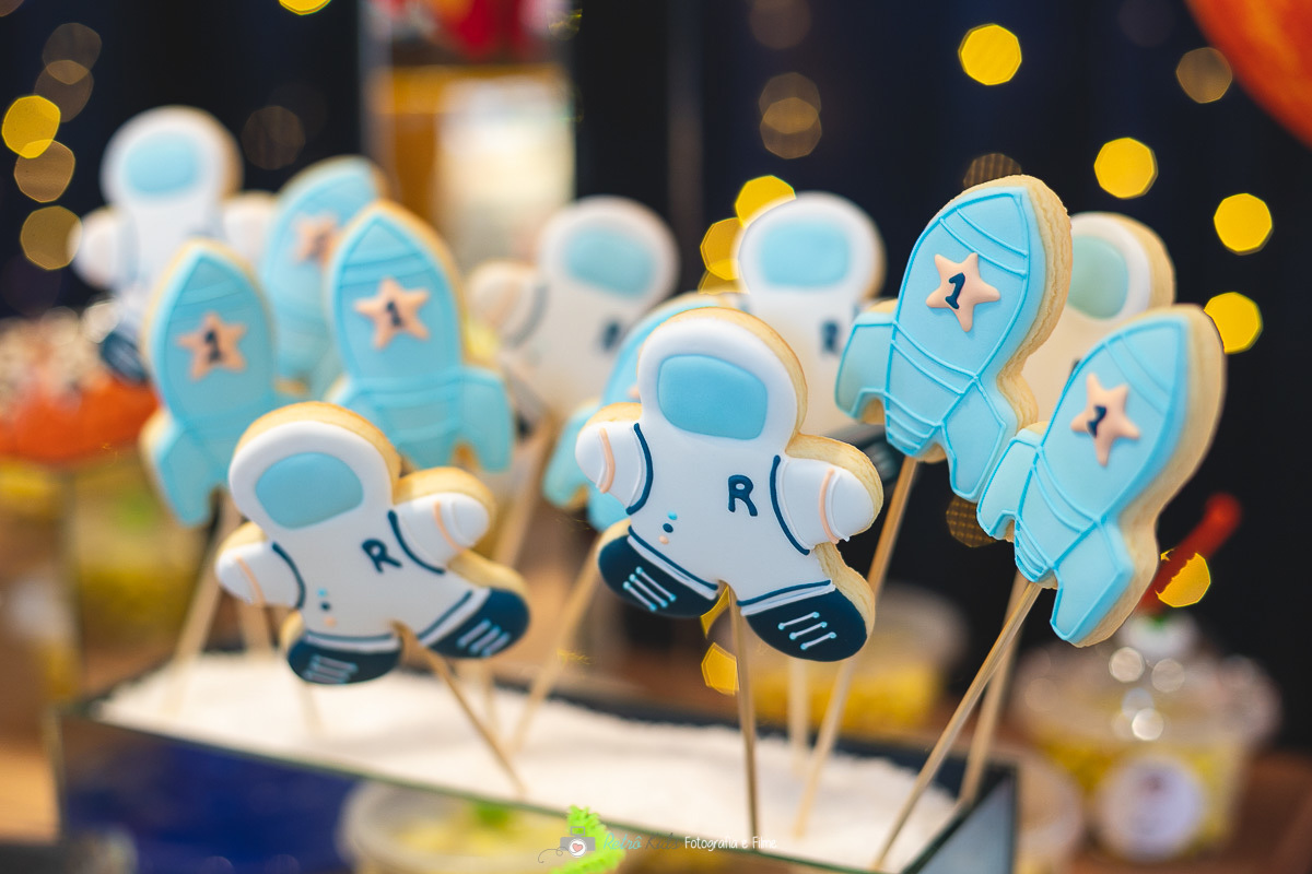 Biscoitos decorados na mesa decorada com o tema Astronauta para comemorar 1 aninho do Rafael no buffet Engenho Moema em SP