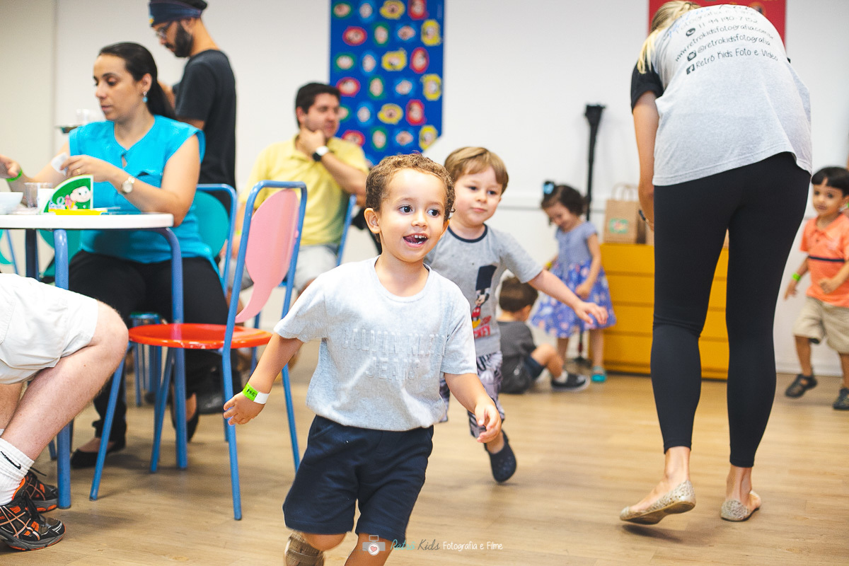 Criança brincando no salão de festas