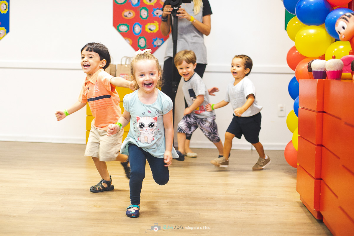 retratos divertidos das crianças brincando na festa de aniversário da Helena para comemorar seus 3 anos de idade