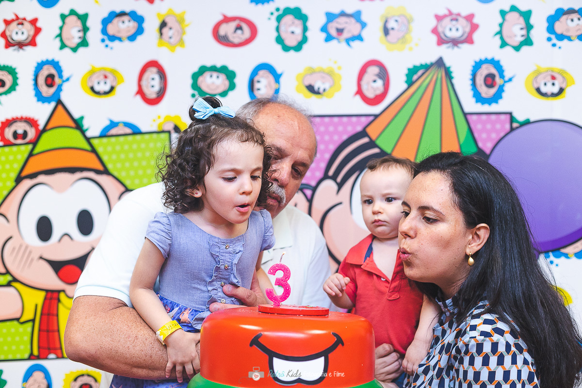 Helena assoprando as velinhas na sua festa da turma da monica