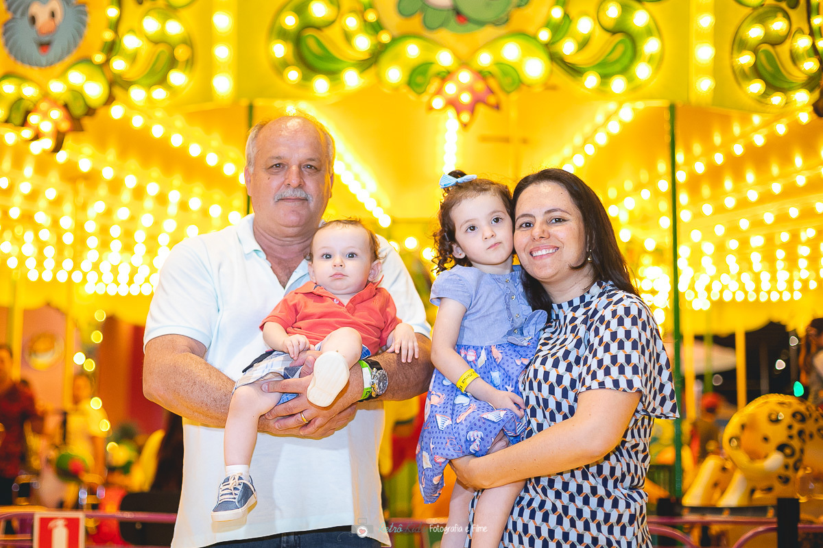 retrato da família na festa infantil no parque da mônica em sp
