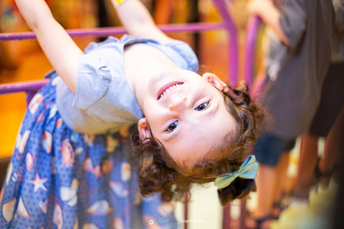 Helena brincando na sua festa de 3 anos no parque da mônica