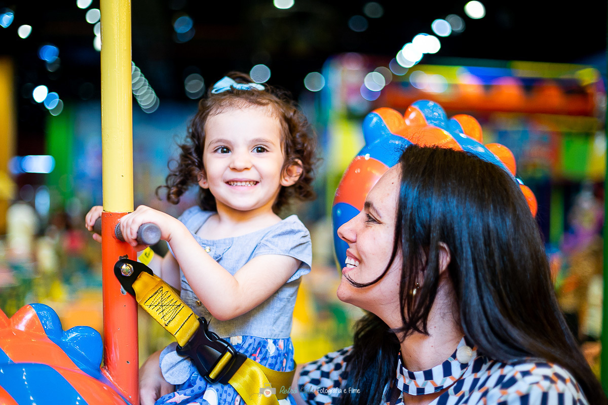 fotografia da família no balanço do parque da monica