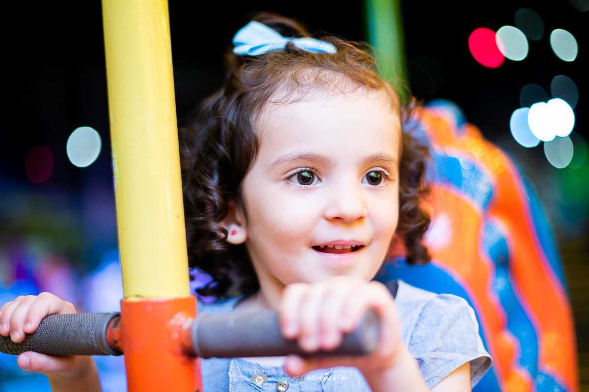 aniversariante super contente na sua festa para comemorar seus 3 anos de idade