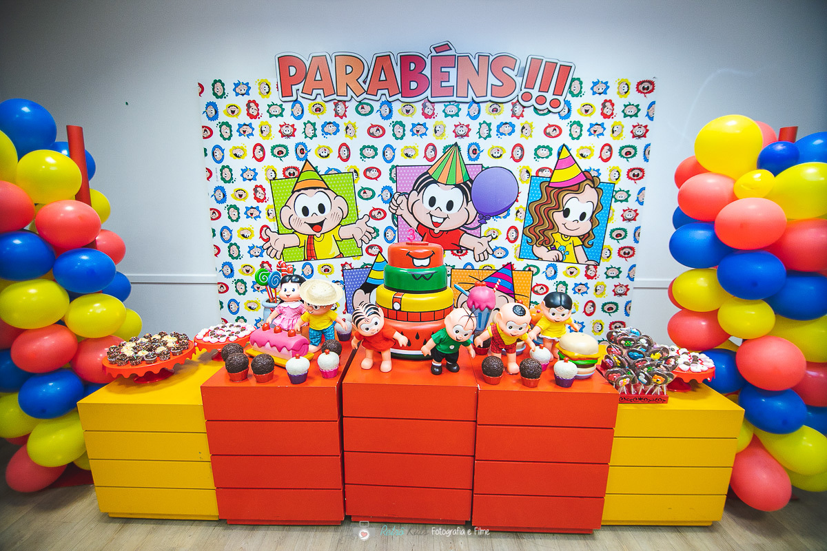 mesa decorada com o tema do parque da monica