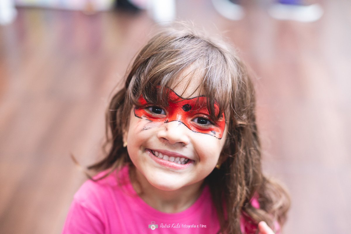 amiguinha da aniversariante brincando