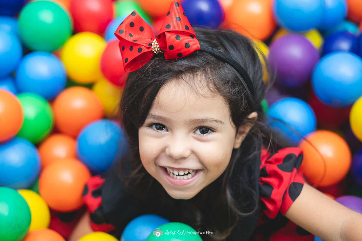 4 anos da Ana Clara com muita brincadeira na piscina de bolinhas 