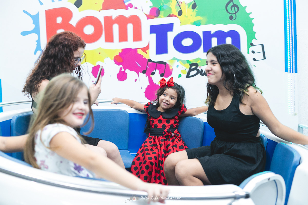 Diversão e alegria nos brinquedos do Buffet Bom Tom Prime na Mooca em SP.