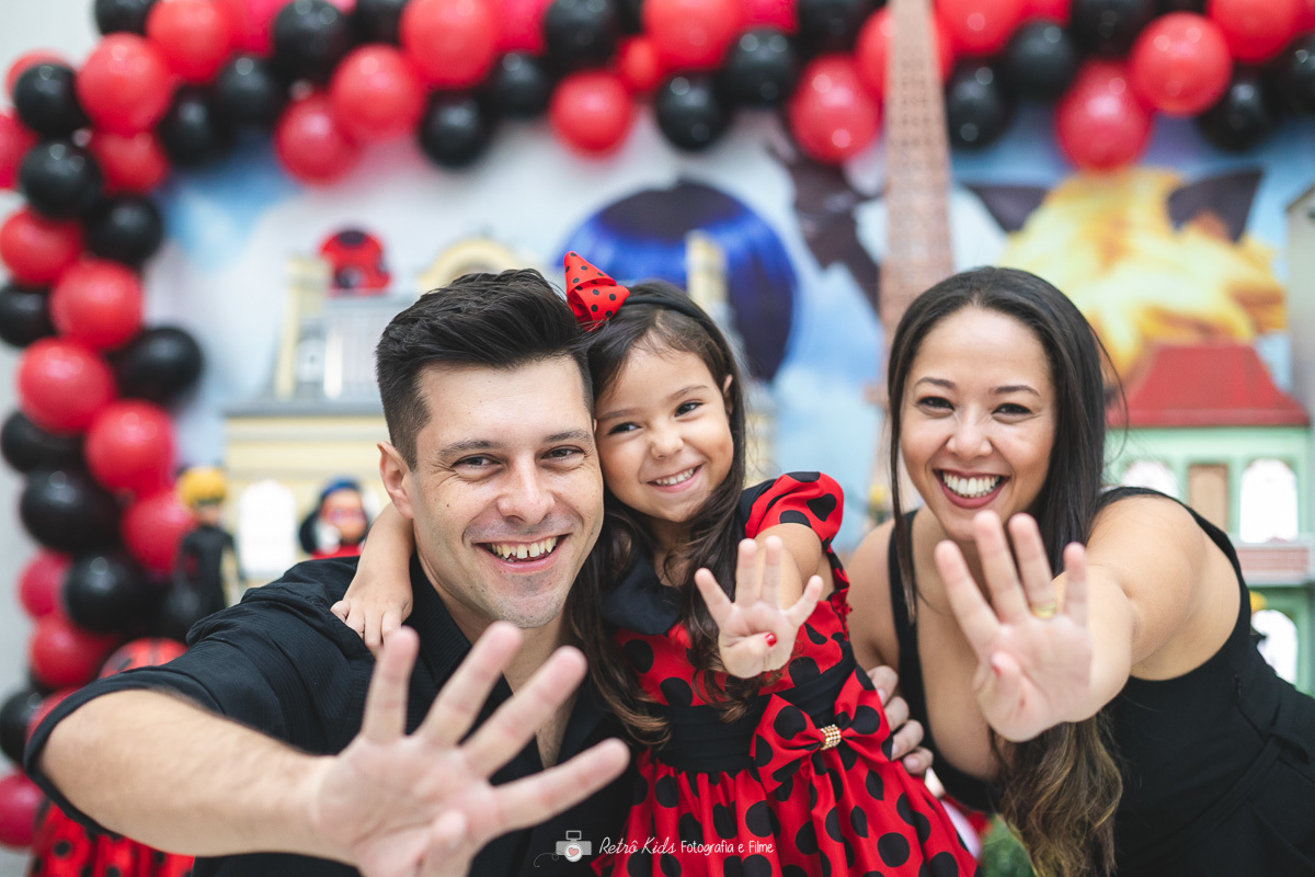 família muito feliz na mesa decorada do buffet bom tom prime na mooca sp