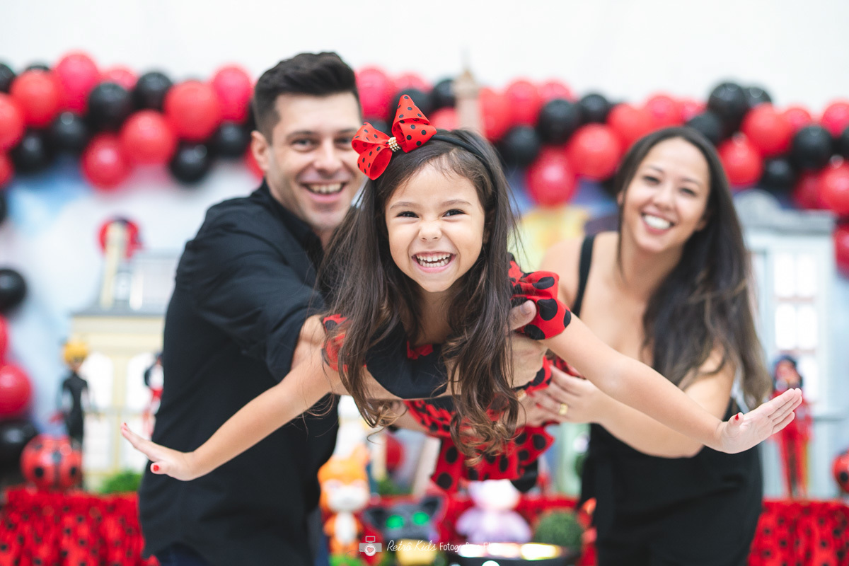 retrato da família fazendo aviãozinho na ana clara