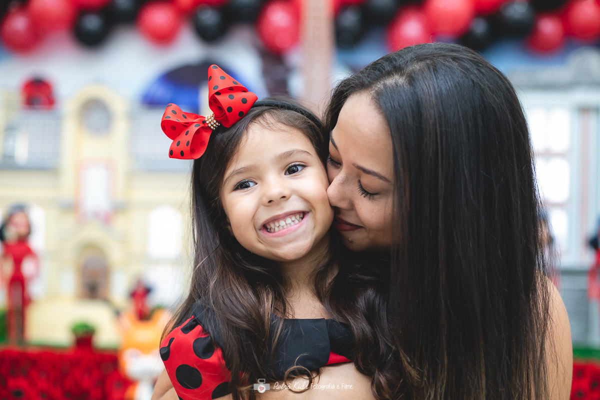 mamãe beijando sua filha na festa