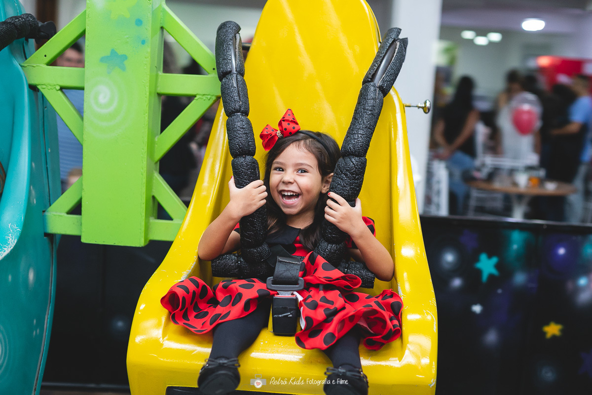 Aninha brincando muito na sua festa de aniversário