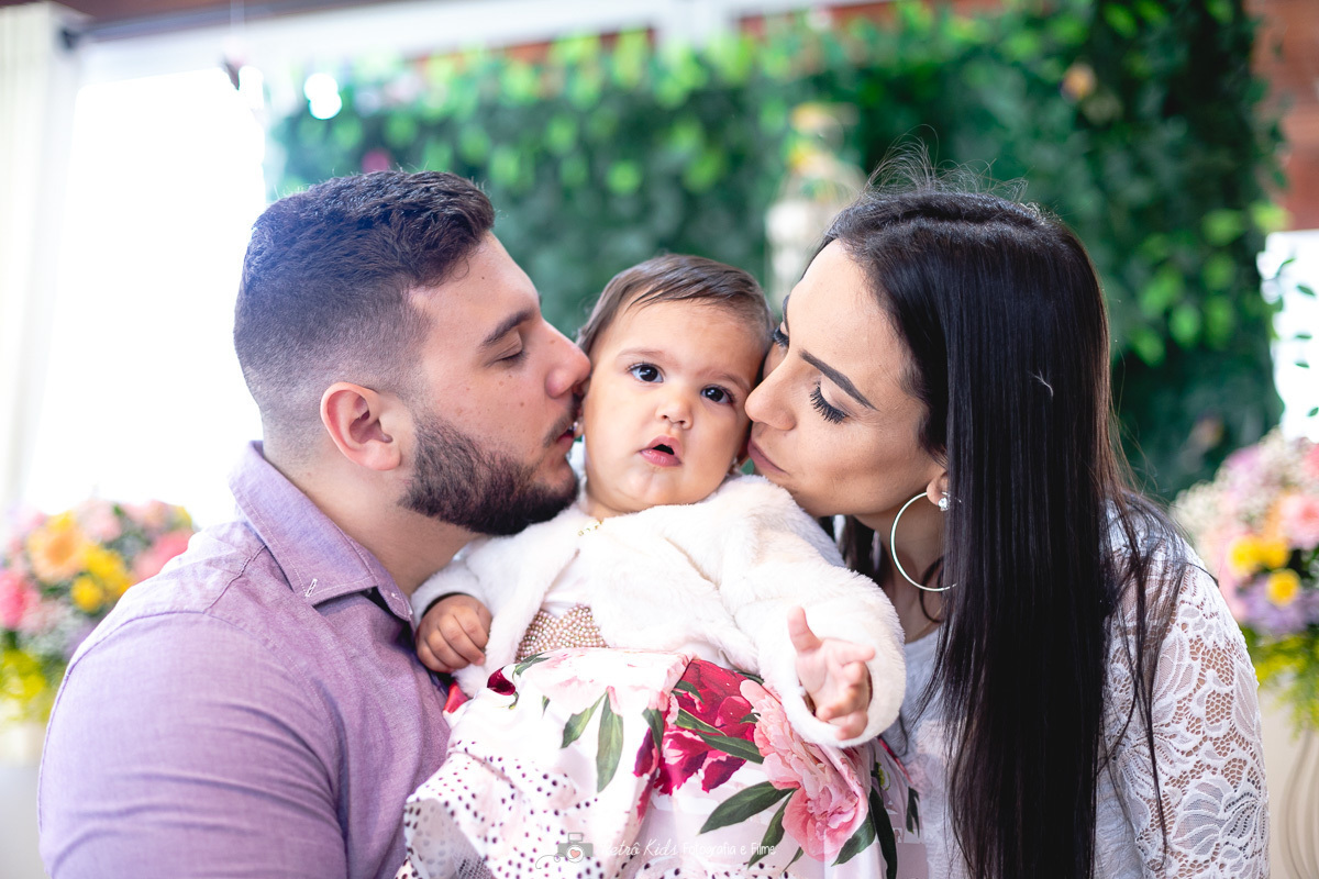 Detalhe de beiho na fotografia de familia no aniversário de 1 ano da Beatriz