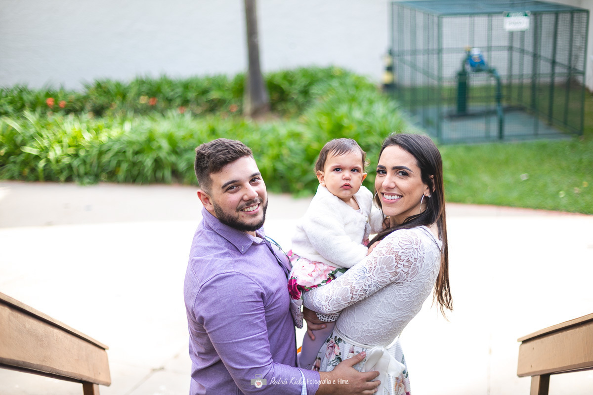 Retrato da familia na área externa do condomínio em Alphaville no aniversário de 1 ano da Beatriz