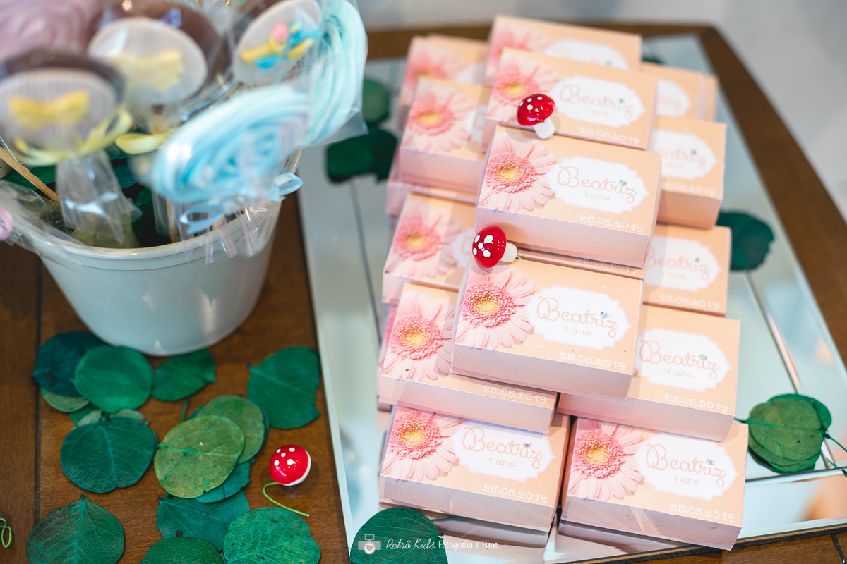 Doces personalizados salão de festas aniversário infantil tema jardim