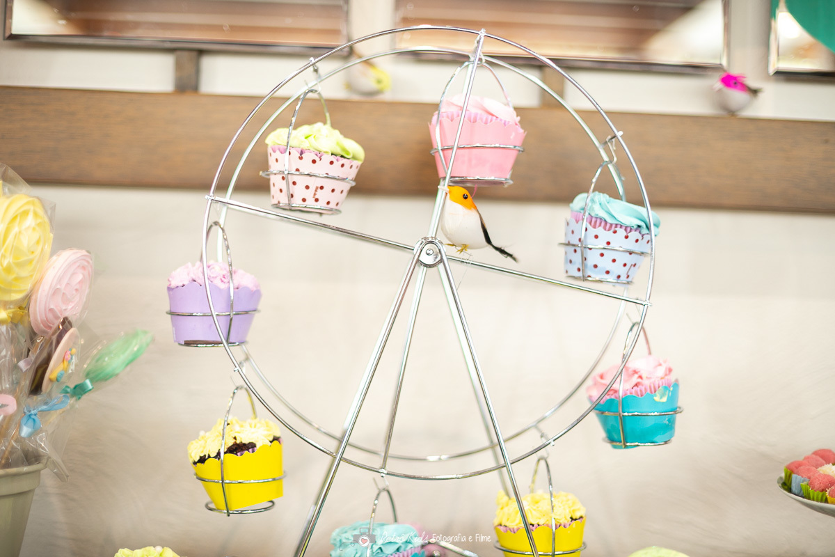 Suporte roda gigante para cupcakes festa tema jardim