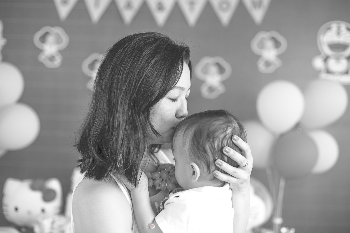 retrato preto e branco da mamãe com a Bia na sua festa de 1 aninho por retrô kids fotografia