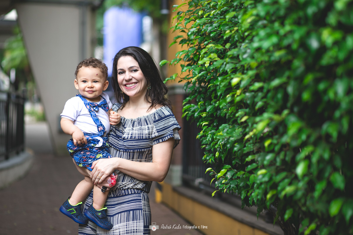 Mamãe brincando durante a festa de aniversário do Lucas na parte externa do Clube Circulo Militar, em SP.