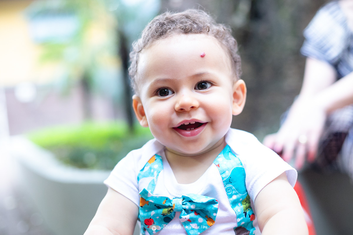 Aniversariante muito feliz na sua festa infantil por Retrô Kids Fotografia em São Paulo,
