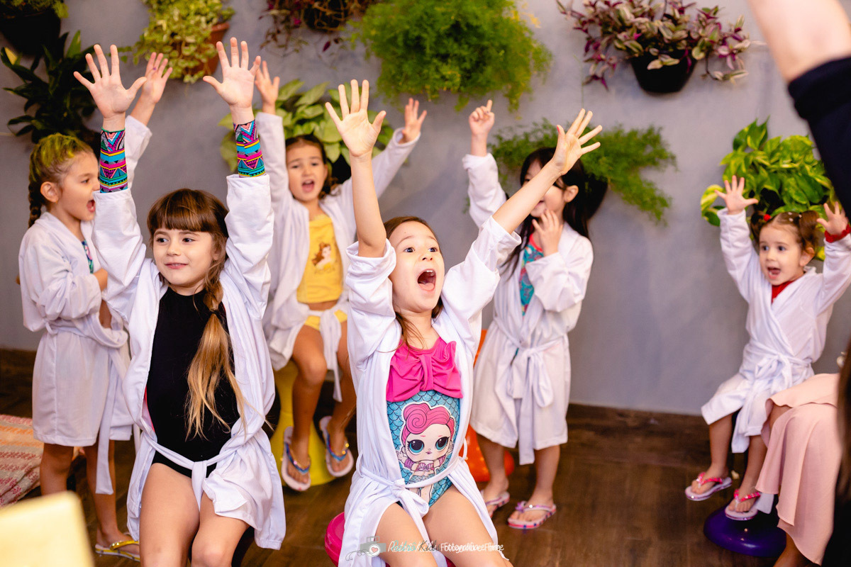 FESTA INFANTIL COM TODAS AS CRIANÇAS DE ROUPÃO NO DIA DO SPA