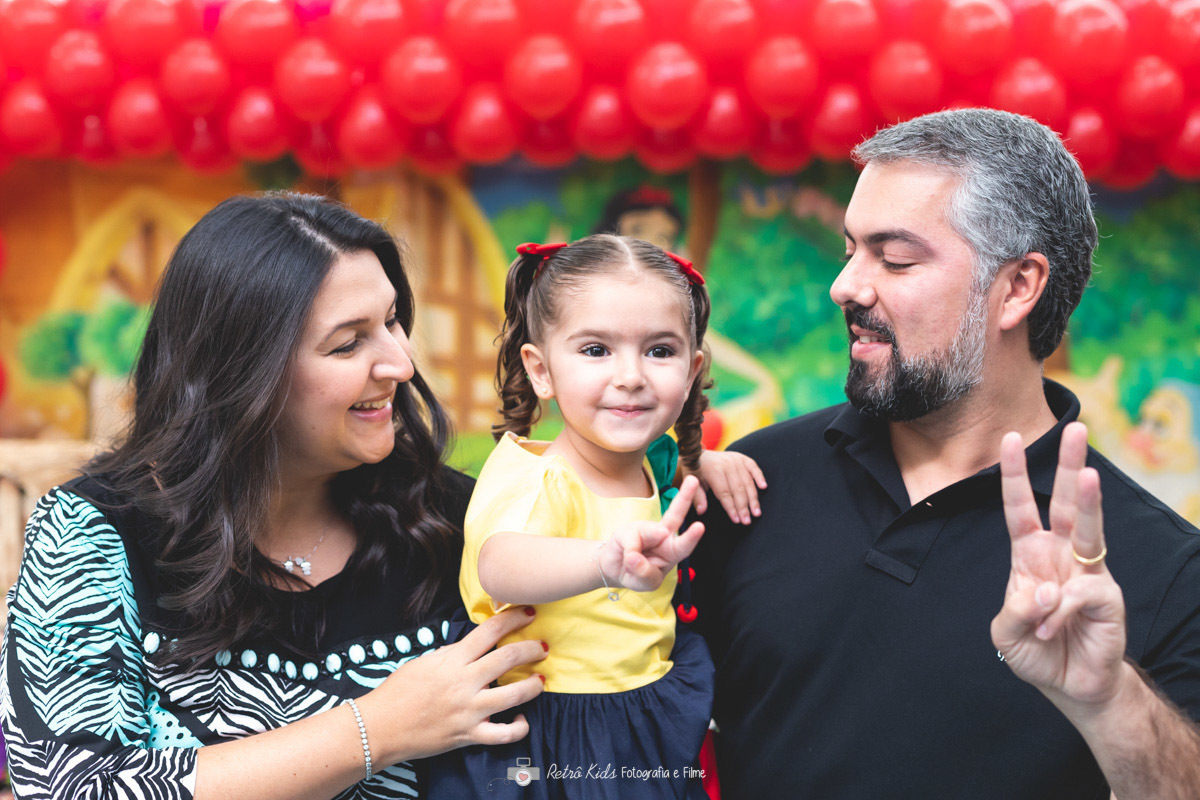 RETRATO DA FAMÍLIA COM DECORAÇÃO BRANCA DE NEVE NA FESTA INFANTIL DE 3 ANOS DA LUISA NO BUFFET BILLY WILLY EM MOEMA SP