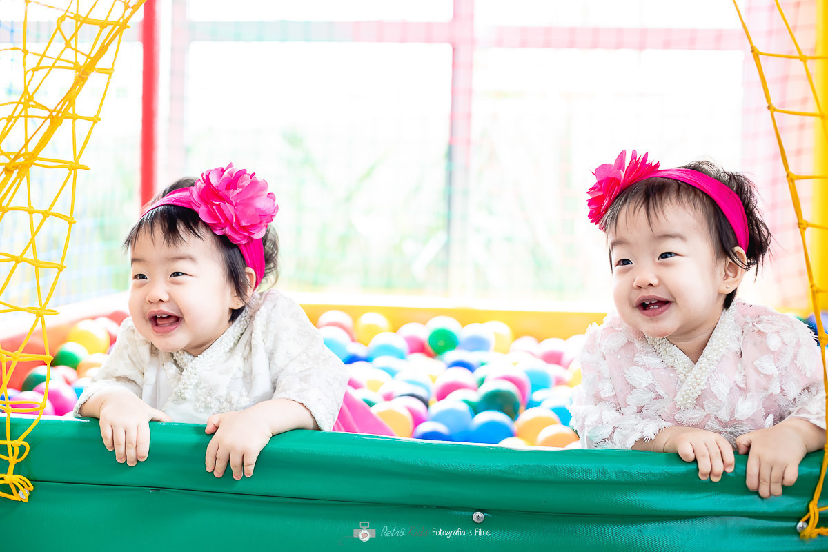 GÊMEAS BRINCANDO NA FESTA INFANTIL DA HELLO KITTY