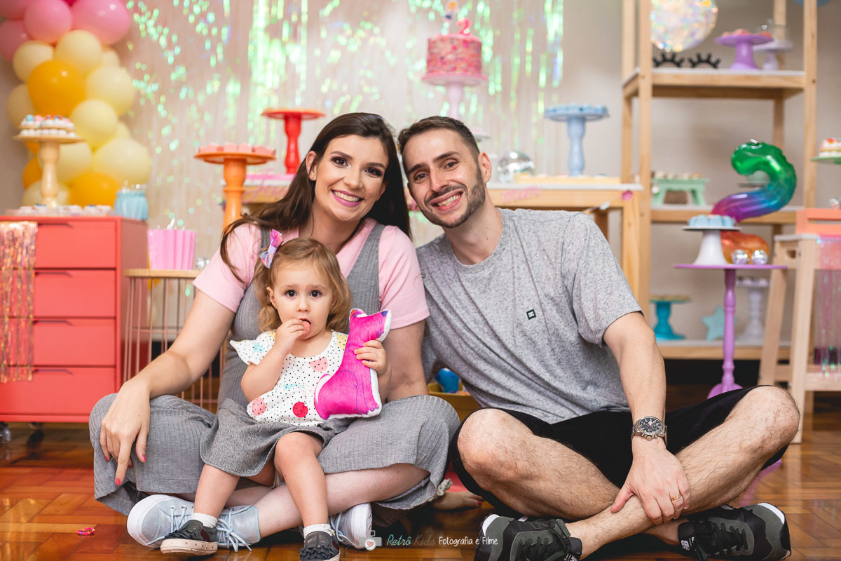 FOTOGRAFIA DA FAMILIA EM FRENTE A MESA DECORADA FESTA INFANTIL BUFFET FARRA NA VILLA