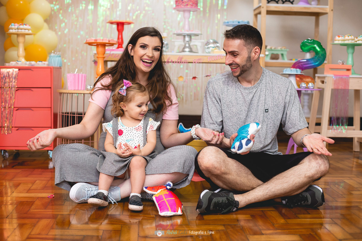 FOTOGRAFIA DA FAMÍLIA COMPLETA EM FRENTE A MESA DECORADA FESTA INFANTIL BUFFET FARRA NA VILLA