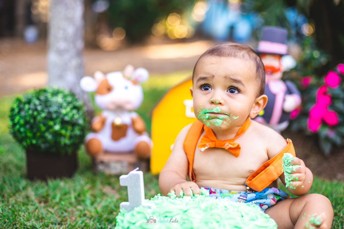 FOTOGRAFIA DE ENSAIO BRINCANDO COM O BOLO