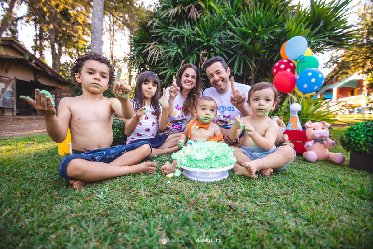 FOTOGRAFIA DE FAMILIA NO ENSAIO SMASH THE CAKE DO PEDRO EM VALINHOS SP