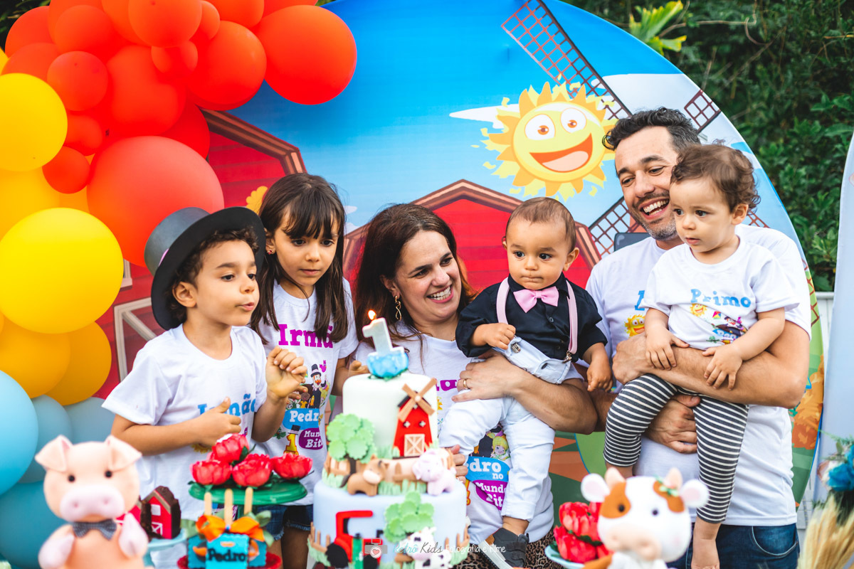 ASSOPRANDO AS VELINHAS NA FESTA AO AR LIVRE EM VALINHOS SP