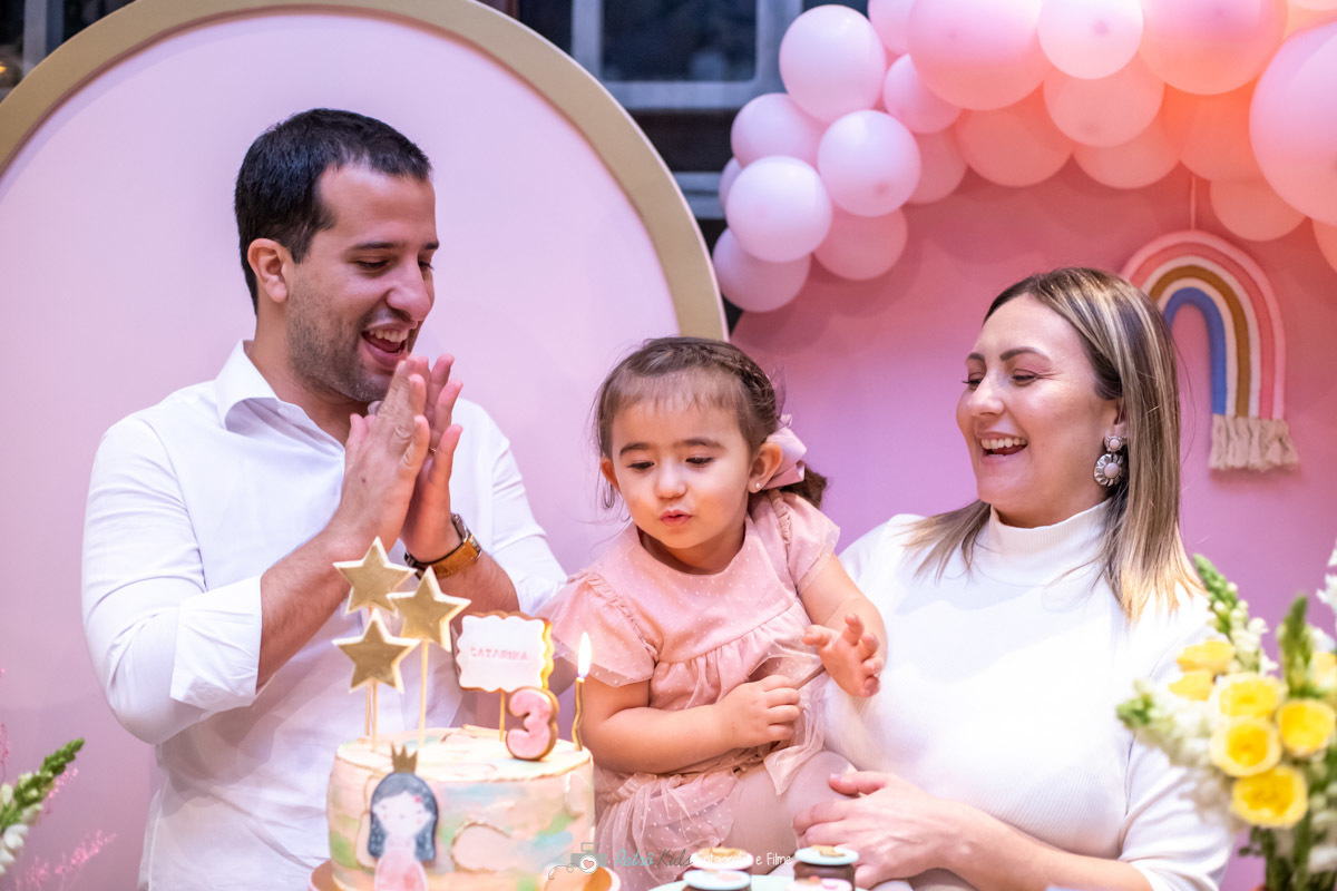 ASSOPRANDO AS VELAS DE ANIVERSARIO INFANTIL