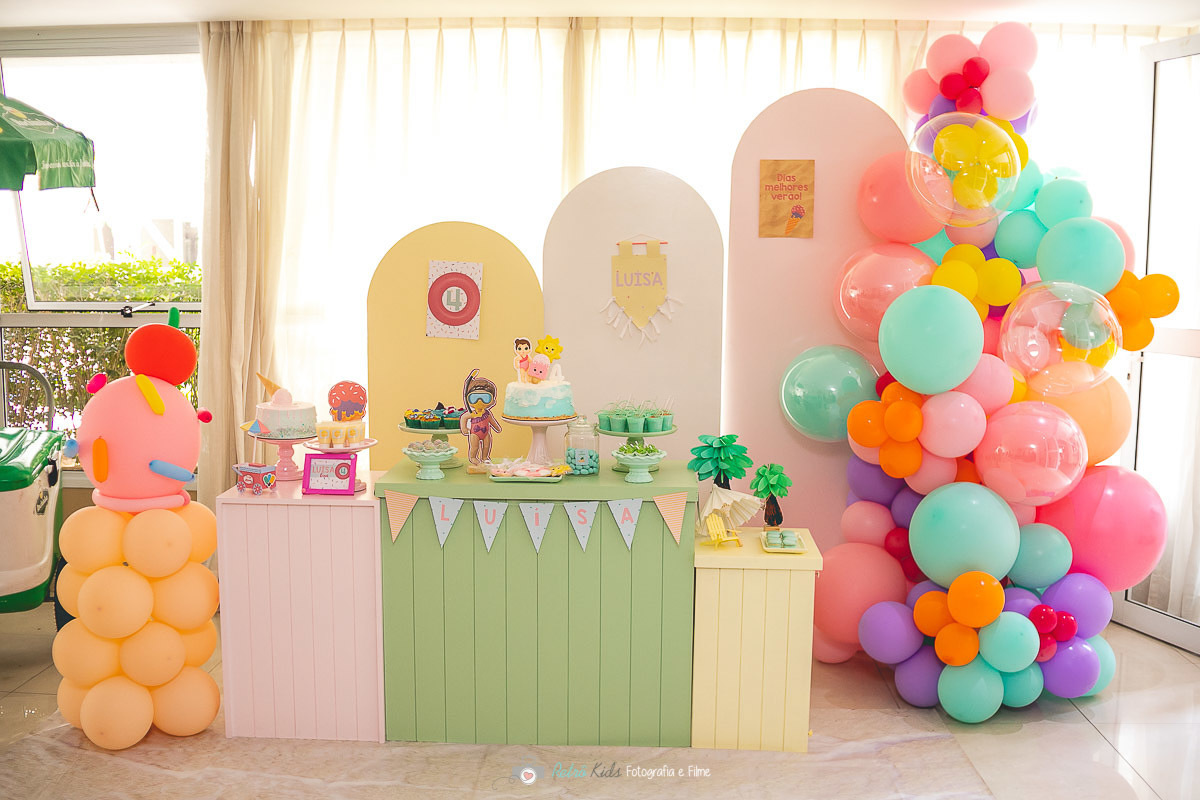 MESA PERSONALIZADA COM O TEMA FESTA NA PRAIA