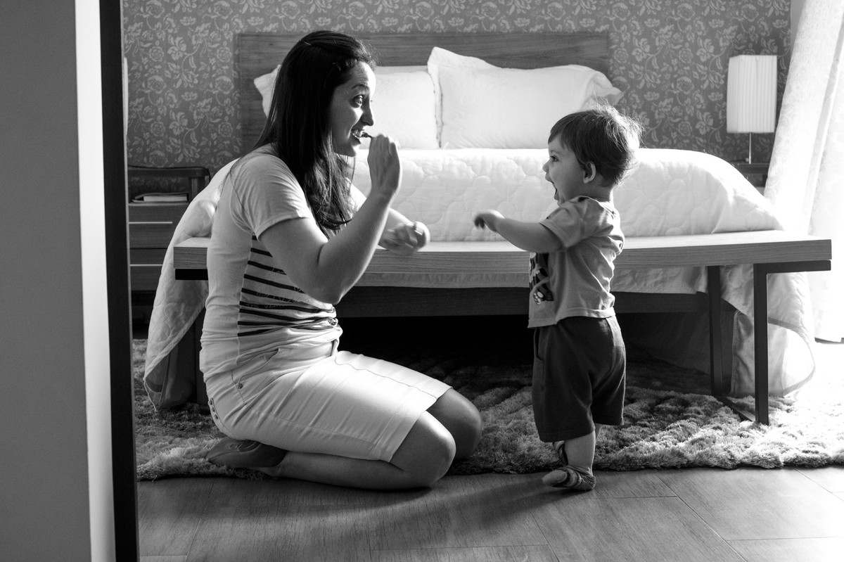 mãmae escovando os dentes dela e do bebe