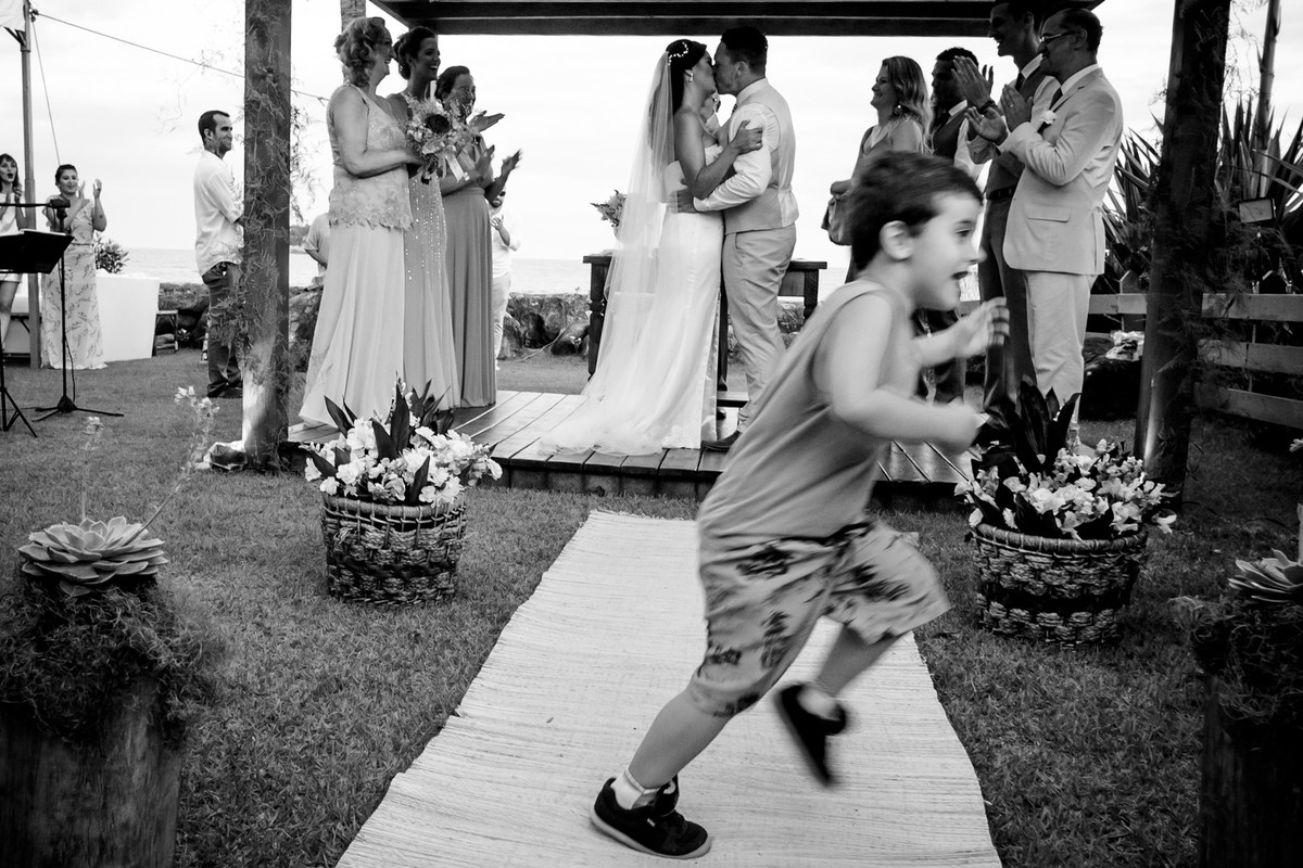 danadinho correndo bem na hora do beijo