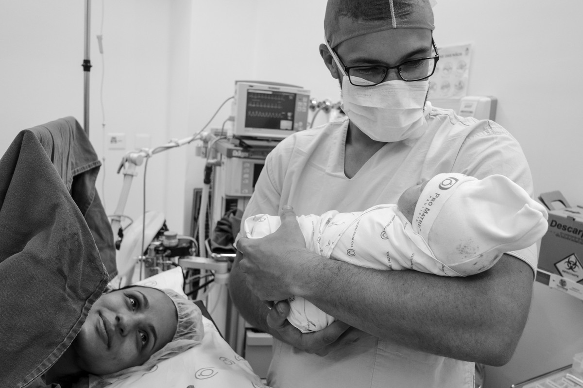 Lucas com o joão mostrando para carol