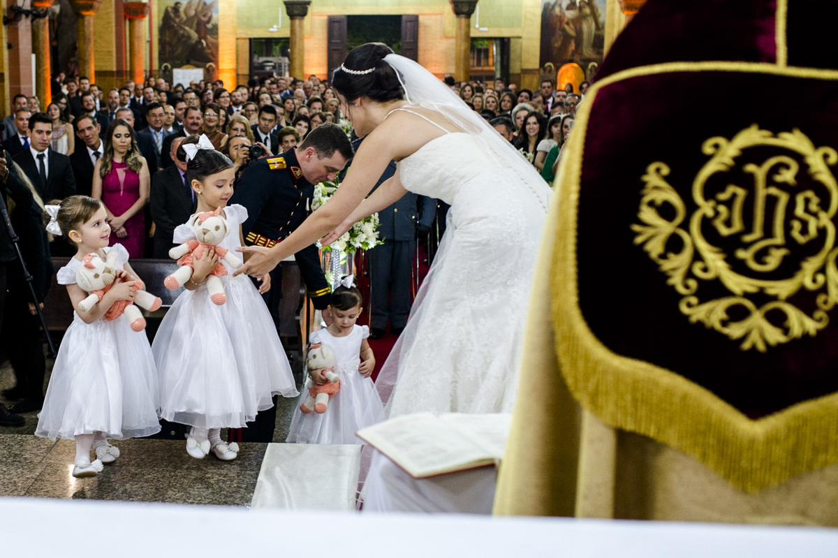 daminhas de honra levam as alianças do casamento na idgreja matriz de sao caetano do sul