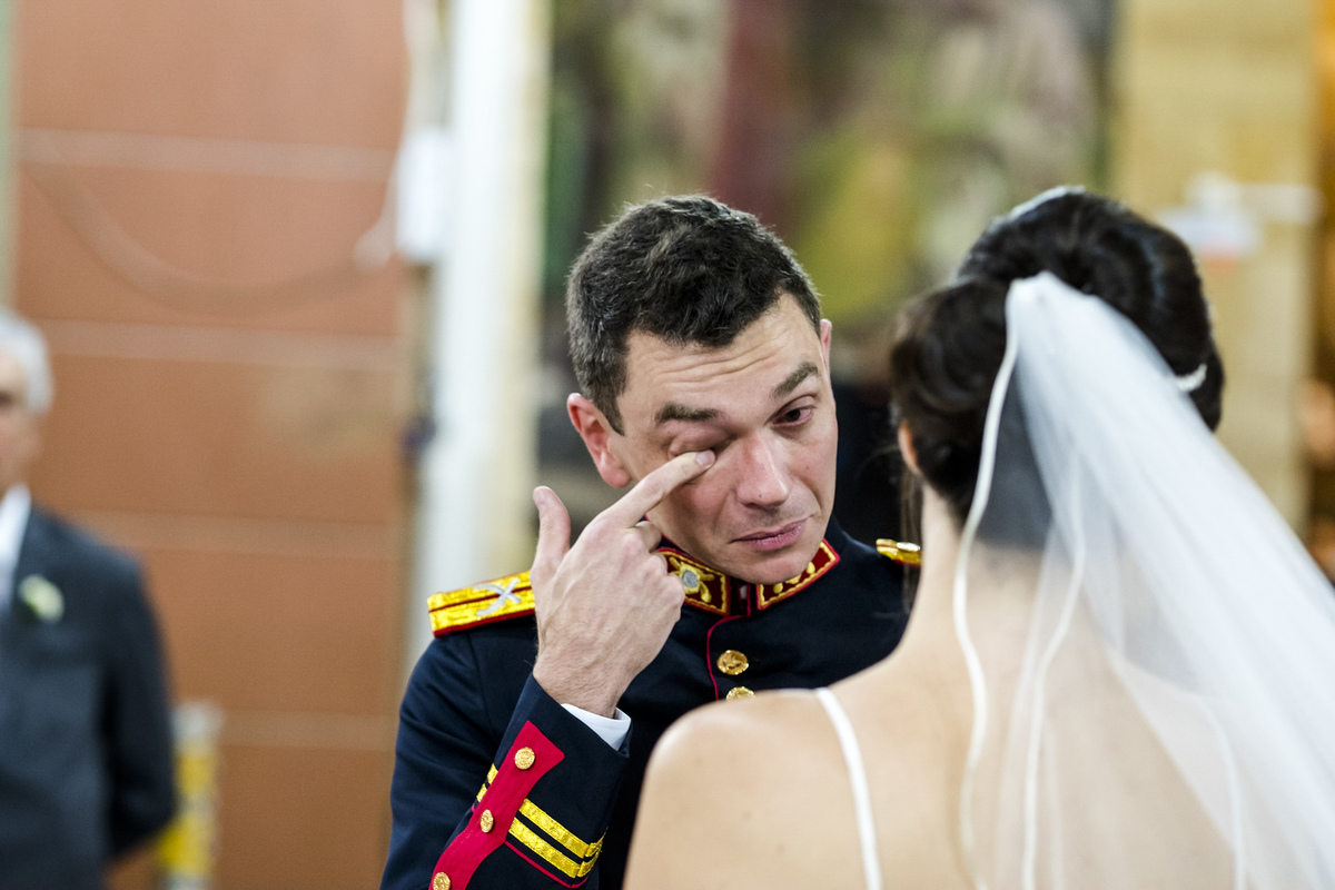 noivo chorando emocionado com um momento maravilhoso na igreja matriz de sao caetano do sul