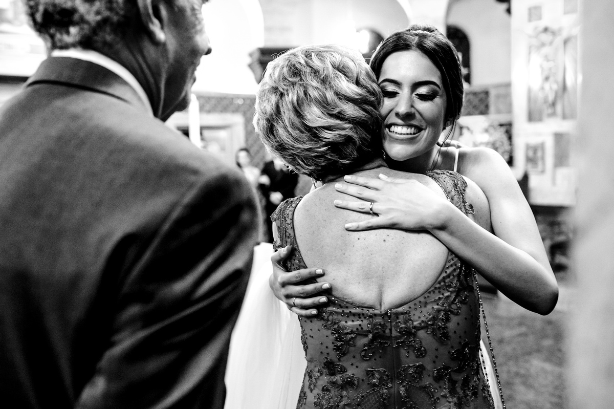 abraço emocionado da noiva cerimonia religiosa da igreja matriz da sagrada familia são caetano do sul - sp