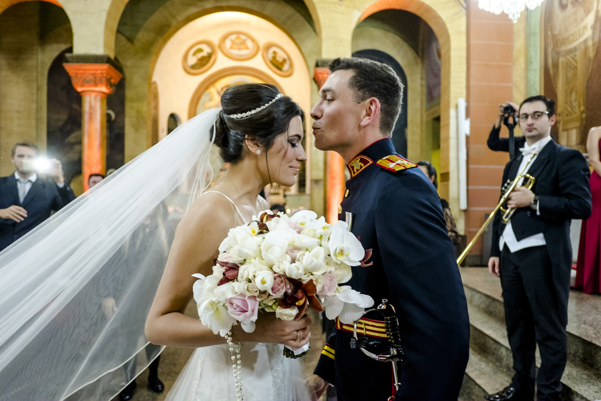 beijo de entrega da noiva para o noivo na igreja em sao caetano do sul