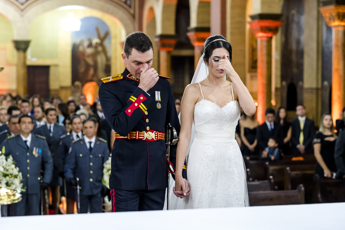 benção dos noivos na cerimonia religiosa da igreja matriz sagrada familia