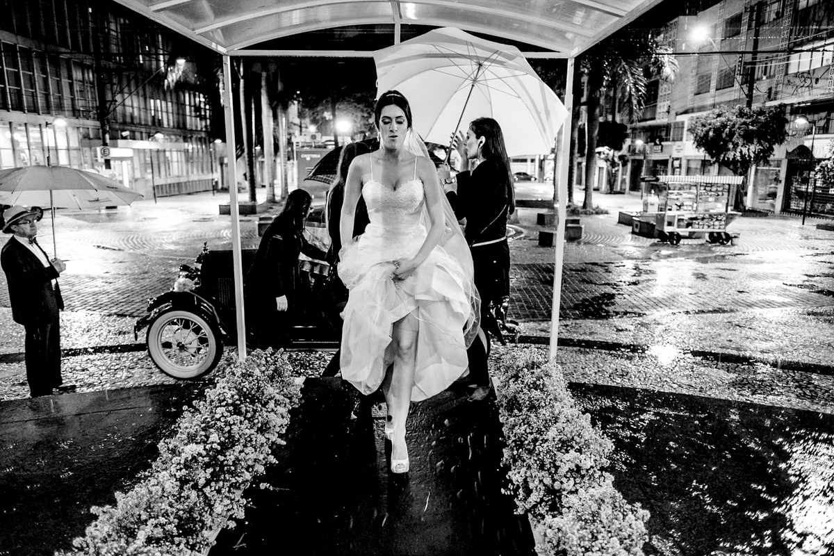 chegada da noiva no carro ford 29 na porta da igreja da sagrada familia de são caetano do sul